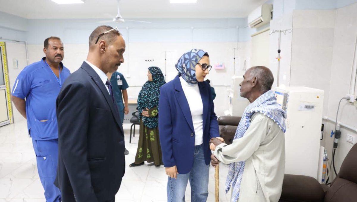 FB IMG 1782232290103 محافظ الوادي الجديد تتفقد القافلة الطبية محافظ الوادي الجديد تتفقد القافلة الطبية بجامعة الوادي الجديد بمستشفى باريس المركزي موقع في الجامعة