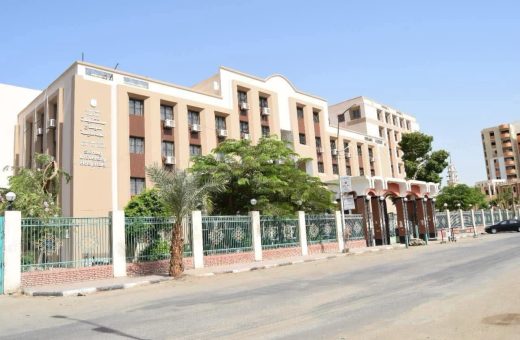 مستشفيات جامعة سوهاج تنجح في استئصال ورم ضخم 