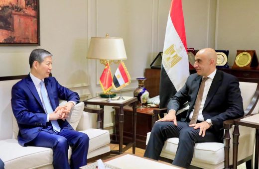 FB IMG 1782395618916 تعاون مصري صيني لدعم التحول الرقمي بالتعليم تعاون مصري صيني لدعم التحول الرقمي بالتعليم وتطوير مدارس التكنولوجيا التطبيقية موقع في الجامعة