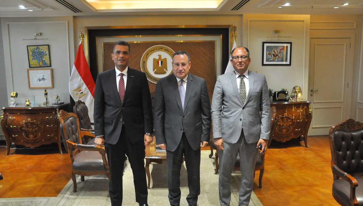 وزير التعليم العالي يبحث مع محافظ البحر الأحمر دعم مشروعات التنمية والخدمات.. التفاصيل