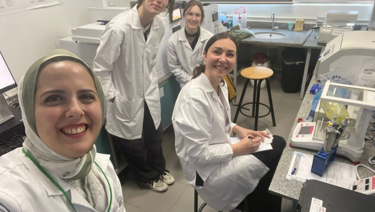 باحثات من جامعة برلين الحرة يجرين أبحاثًا متقدمة بمعامل صيدلة الجامعة الألمانية بالقاهرة