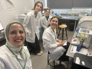 باحثات من جامعة برلين الحرة يجرين أبحاثًا متقدمة بمعامل صيدلة الجامعة الألمانية بالقاهرة 4 باحثات من جامعة برلين الحرة يجرين أبحاثًا متقدمة بمعامل صيدلة الجامعة الألمانية بالقاهرة
