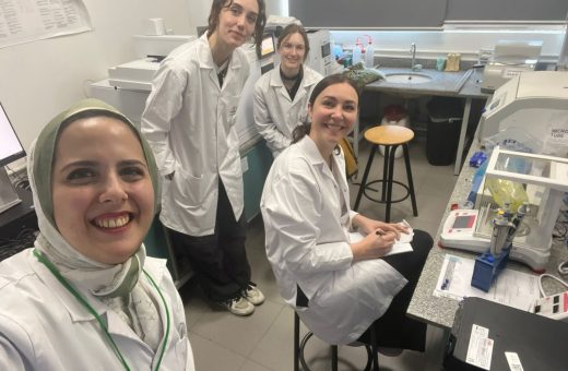 باحثات من جامعة برلين الحرة يجرين أبحاثًا متقدمة بمعامل صيدلة الجامعة الألمانية بالقاهرة