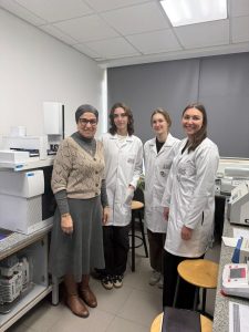 باحثات من جامعة برلين الحرة يجرين أبحاثًا متقدمة بمعامل صيدلة الجامعة الألمانية بالقاهرة 2 باحثات من جامعة برلين الحرة يجرين أبحاثًا متقدمة بمعامل صيدلة الجامعة الألمانية بالقاهرة