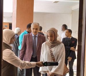 IMG 20260606 WA0063 رئيس جامعة أسوان يتابع دخول الطلاب للجان رئيس جامعة أسوان يتابع دخول الطلاب للجان ويشدد: المخالفات السلوكية تواجه بإجراءات رادعة موقع في الجامعة