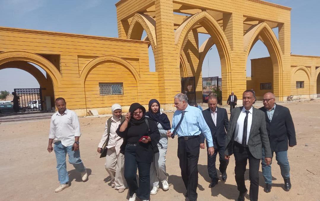 IMG 20260606 WA0064 رئيس جامعة أسوان يتابع دخول الطلاب للجان رئيس جامعة أسوان يتابع دخول الطلاب للجان ويشدد: المخالفات السلوكية تواجه بإجراءات رادعة موقع في الجامعة