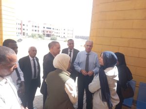رئيس جامعة أسوان يتابع دخول الطلاب للجان 