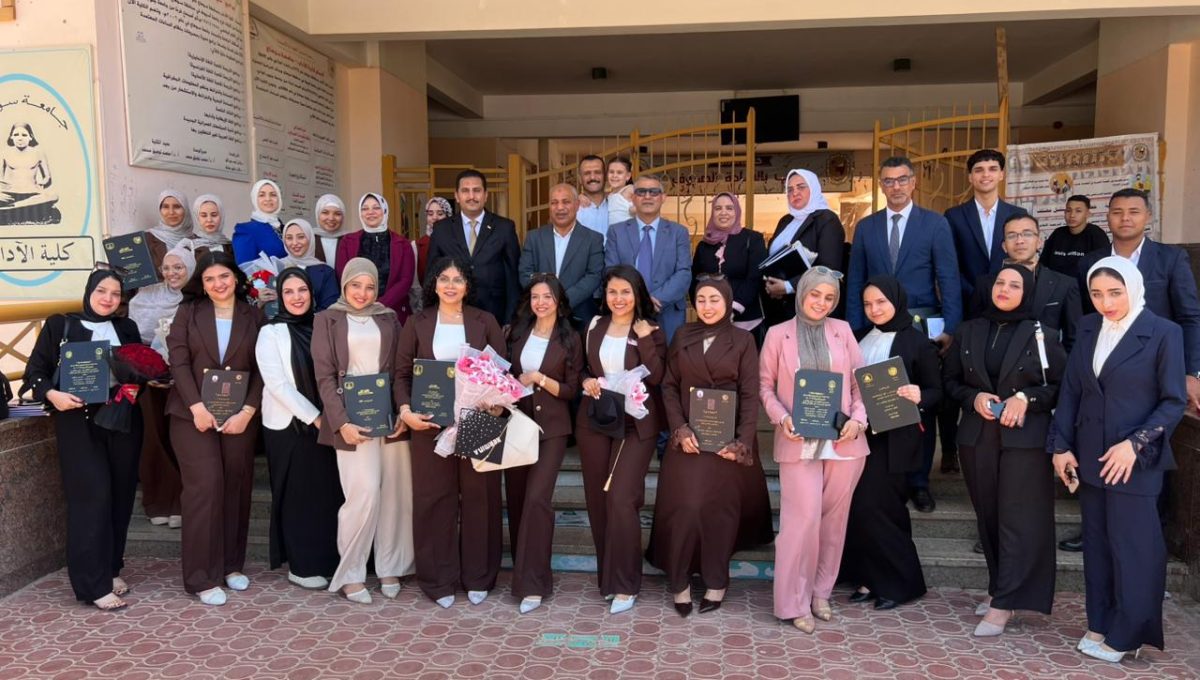 IMG 20260611 WA0028 مشروعات تخرج طلاب العلاقات العامة بجامعة سوهاج وسط إشادة أكاديمية ومهنية.. مناقشة مشروعات تخرج طلاب العلاقات العامة بجامعة سوهاج| صور موقع في الجامعة