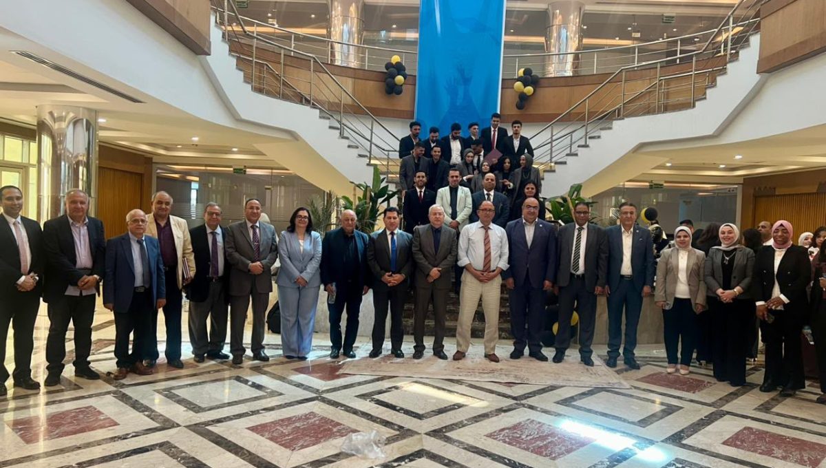IMG 20260615 WA0087 تخرج مناقشة مشروعات تخرج أول دفعة ببرنامج معلوماتية الأعمال والتحول الرقمي بجامعة حلوان الأهلية موقع في الجامعة