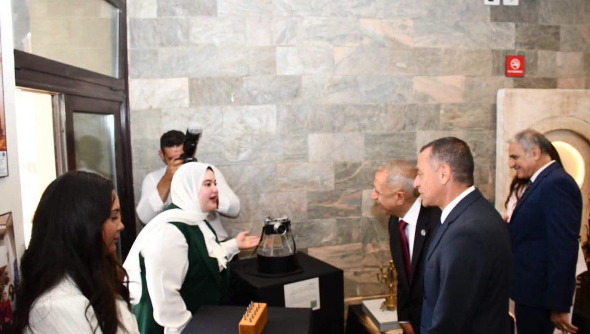 رئيس جامعة أسوان يشيد بمشروعات طلاب الآثار