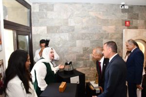 رئيس جامعة أسوان يشيد بمشروعات طلاب الآثار