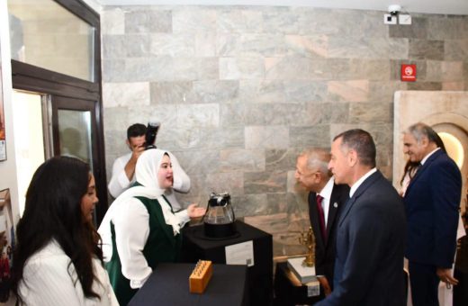 رئيس جامعة أسوان يشيد بمشروعات طلاب الآثار