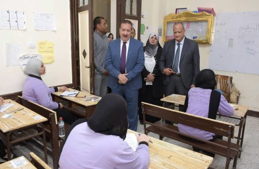 IMG 1283 النماذج الاسترشادية للثانوية العامة 2026 14300 طالب يؤدون امتحانات الشهادة الإعدادية داخل 66 لجنة ببورسعيد.. والمحافظ يتابع سير اللجان موقع في الجامعة
