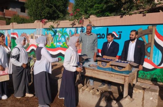 IMG 1497 امتحانات الشهادة الإعدادية بأسوان مياه وشيكولاتة وورود.. الفيوم ترسم البهجة على طلاب الإعدادية في أول أيام الامتحانات موقع في الجامعة