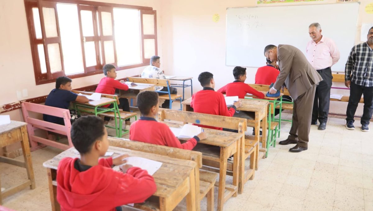 مدير تعليم الوادي الجديد يوجه طلاب الإعدادية