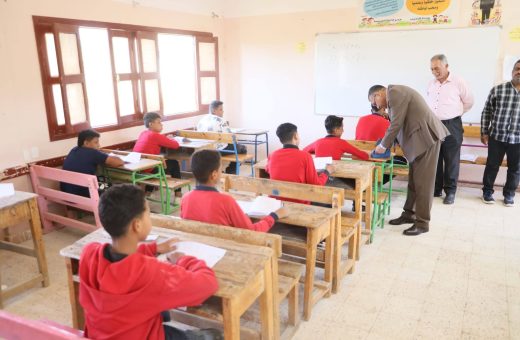 مدير تعليم الوادي الجديد يوجه طلاب الإعدادية