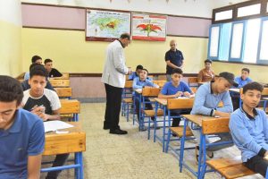IMG 1533 الشهادة الإعدادية في أسيوط انضباط كامل بلجان الشهادة الإعدادية في أسيوط دون معوقات.. والمحافظ يؤكد: توفير المناخ المناسب للطلاب أولوية موقع في الجامعة