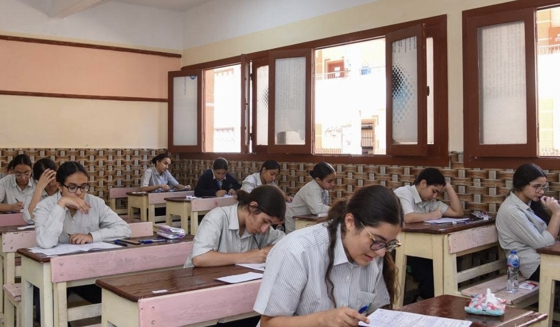 IMG 1552 4 طلاب الإعدادية بالإسماعيلية اليوم.. طلاب الإعدادية بالإسماعيلية يختتمون امتحانات نهاية العام بمادة العلوم موقع في الجامعة