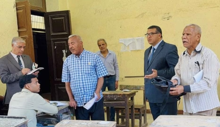IMG 1579 محافظ قنا يحيل 4 ملاحظين ومراقبًا بسبب «هاتف محمول وكتاب عربي».. محافظ قنا يحيل 4 ملاحظين ومراقبًا للتحقيق داخل لجنة امتحانات الدبلومات الفنية موقع في الجامعة