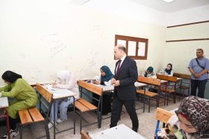 IMG 1666 محافظ الغربية يتفقد لجان الدبلومات محافظ الغربية يتفقد لجان الدبلومات الفنية بطنطا ويؤكد: تهيئة الأجواء أولوية للطلاب موقع في الجامعة