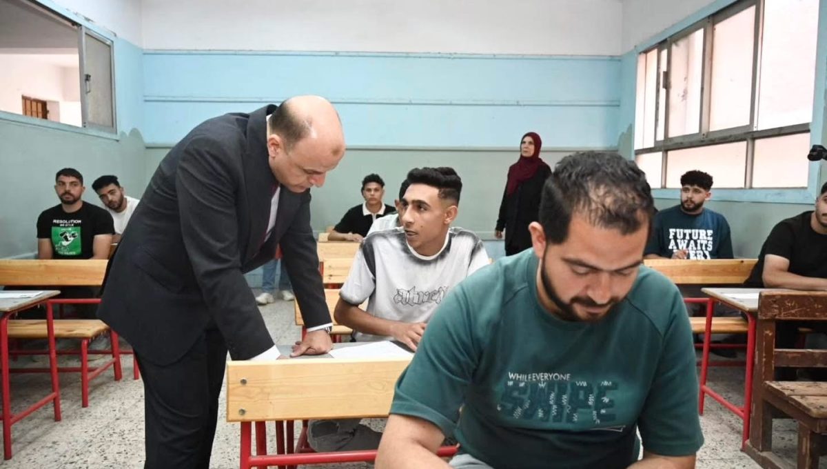 IMG 1667 محافظ الغربية يتفقد لجان الدبلومات محافظ الغربية يتفقد لجان الدبلومات الفنية بطنطا ويؤكد: تهيئة الأجواء أولوية للطلاب موقع في الجامعة