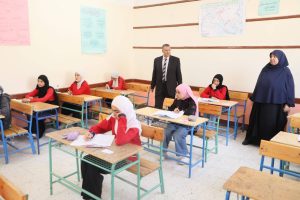 IMG 1671 امتحانات الإعدادية بالخارجة مدير تعليم الوادي الجديد يتابع امتحانات الإعدادية بالخارجة ويؤكد: لا أخطاء فنية والأسئلة واضحة موقع في الجامعة