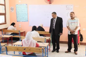 IMG 1672 امتحانات الإعدادية بالخارجة مدير تعليم الوادي الجديد يتابع امتحانات الإعدادية بالخارجة ويؤكد: لا أخطاء فنية والأسئلة واضحة موقع في الجامعة