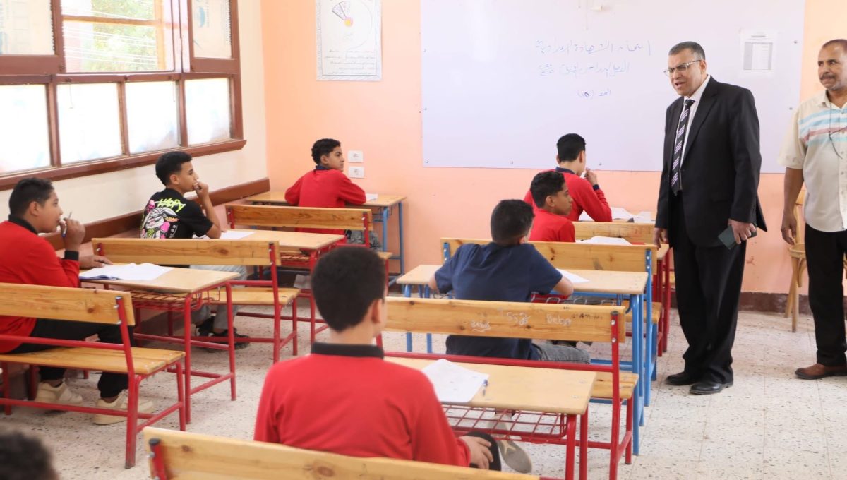 IMG 1674 امتحانات الإعدادية بالخارجة مدير تعليم الوادي الجديد يتابع امتحانات الإعدادية بالخارجة ويؤكد: لا أخطاء فنية والأسئلة واضحة موقع في الجامعة