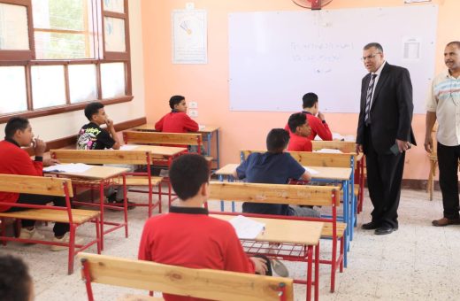 IMG 1674 الشهادة الإعدادية بالإسكندرية مدير تعليم الوادي الجديد يتابع امتحانات الإعدادية بالخارجة ويؤكد: لا أخطاء فنية والأسئلة واضحة موقع في الجامعة