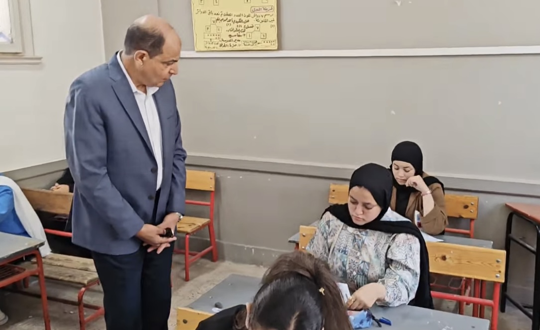 IMG 1784 الشهادة الإعدادية محافظ المنيا يتفقد لجان الشهادة الإعدادية والدبلومات الفنية للاطمئنان على الامتحانات موقع في الجامعة