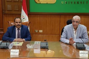 رئيس جامعة المنوفية يترأس لجنة التدويل