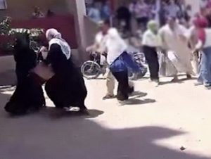 بسبب "محاولة غش".. الداخلية تكشف ملابسات فيديو اعتداء على معلمة داخل مدرسة بالشرقية 3 IMG 2089 اعتداء على معلمة داخل مدرسة بالشرقية بسبب "محاولة غش".. الداخلية تكشف ملابسات فيديو اعتداء على معلمة داخل مدرسة بالشرقية موقع في الجامعة