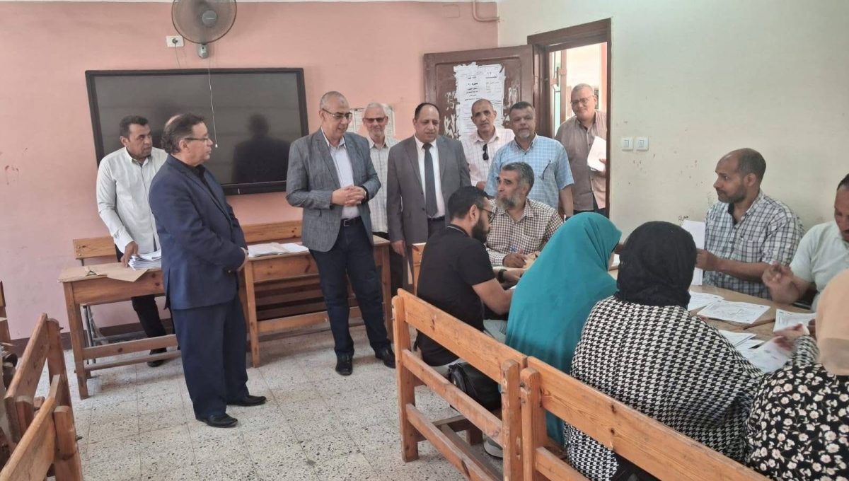 IMG 2320 امتحانات الشهادة الإعدادية مدير التعليم بالقليوبية يتابع تصحيح امتحانات الشهادة الإعدادية ويشدد: لا تهاون في الدرجات موقع في الجامعة