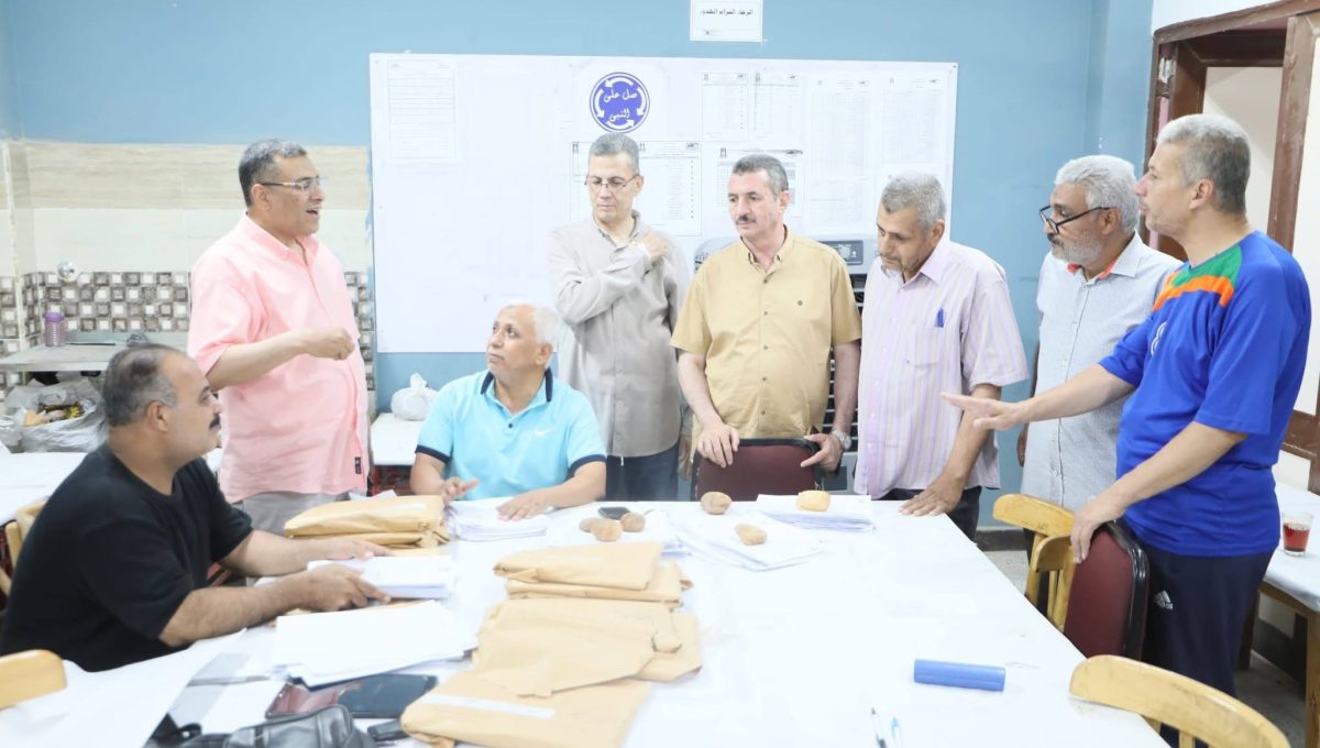 IMG 2477 مدير تعليم الوادي الجديد مدير تعليم الوادي الجديد يتفقد كنترول الشهادة الإعدادية ويؤكد: مصلحة الطالب أولوية موقع في الجامعة
