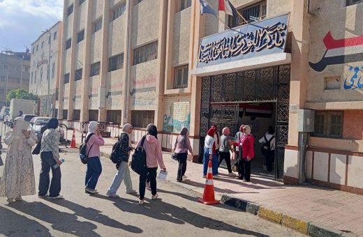 IMG 2970 الثانوية العامة ببورسعيد 12827 طالبًا يؤدون امتحانات الثانوية العامة داخل 34 لجنة بالإسماعيلية.. ووكيل الوزارة يشدد على الهدوء والانضباط موقع في الجامعة
