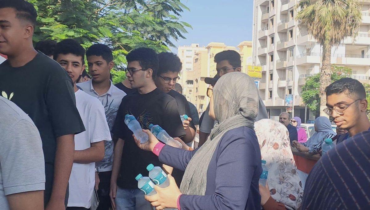 IMG 2983 طلاب الثانوية العامة 2026 بالفيوم لدعمهم نفسيًا.. توزيع مياه وشيكولاتة وأقلام على طلاب الثانوية العامة 2026 بالفيوم موقع في الجامعة