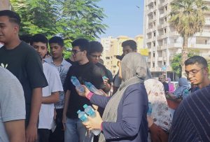 IMG 2983 طلاب الثانوية العامة مياه وعصائر وورود.. كيف استقبلت مديريات التعليم طلاب الثانوية العامة في أولى أيام الامتحانات موقع في الجامعة
