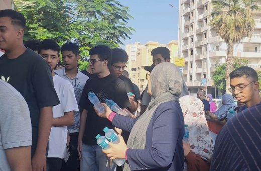IMG 2983 الثانوية العامة ببورسعيد لدعمهم نفسيًا.. توزيع مياه وشيكولاتة وأقلام على طلاب الثانوية العامة 2026 بالفيوم موقع في الجامعة