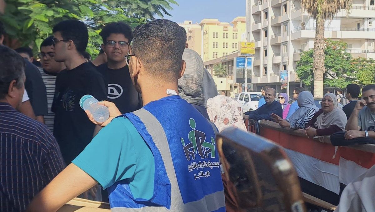 IMG 2984 1 طلاب الثانوية العامة مياه وعصائر وورود.. كيف استقبلت مديريات التعليم طلاب الثانوية العامة في أولى أيام الامتحانات موقع في الجامعة