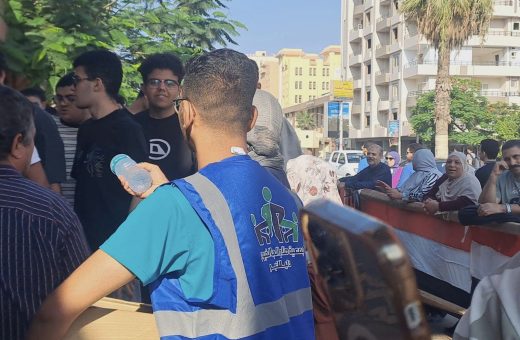 IMG 2984 1 طلاب الثانوية العامة مياه وعصائر وورود.. كيف استقبلت مديريات التعليم طلاب الثانوية العامة في أولى أيام الامتحانات موقع في الجامعة