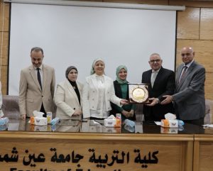 IMG 3489 تربية عين شمس تربية عين شمس تحتفي بتخريج أول دفعة من برنامج تطوير التدريس باللغة الإنجليزية موقع في الجامعة