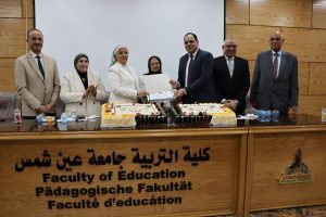 IMG 3493 تربية عين شمس تربية عين شمس تحتفي بتخريج أول دفعة من برنامج تطوير التدريس باللغة الإنجليزية موقع في الجامعة