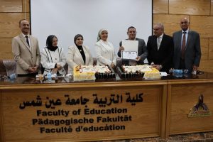 IMG 3494 تربية عين شمس تربية عين شمس تحتفي بتخريج أول دفعة من برنامج تطوير التدريس باللغة الإنجليزية موقع في الجامعة