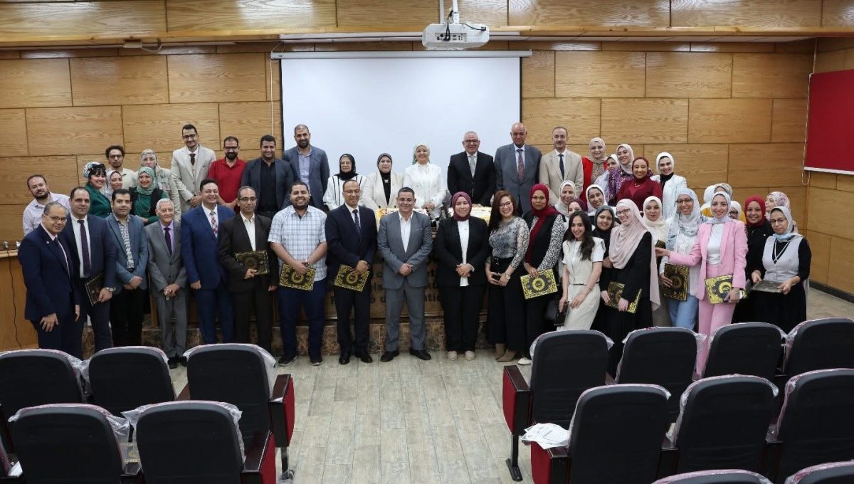 IMG 3496 تربية عين شمس تربية عين شمس تحتفي بتخريج أول دفعة من برنامج تطوير التدريس باللغة الإنجليزية موقع في الجامعة