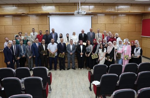 IMG 3496 تربية عين شمس تربية عين شمس تحتفي بتخريج أول دفعة من برنامج تطوير التدريس باللغة الإنجليزية موقع في الجامعة