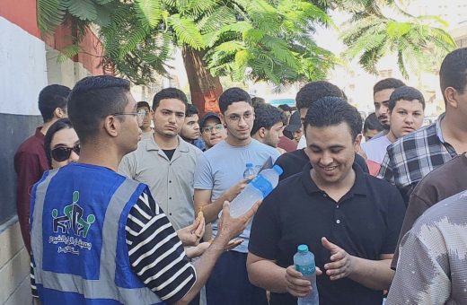 IMG 3798 طلاب الثانوية العامة 2026 مياه وشوكولاتة وورد.. تعليم الفيوم يدعم طلاب الثانوية العامة قبل امتحان اللغة العربية موقع في الجامعة