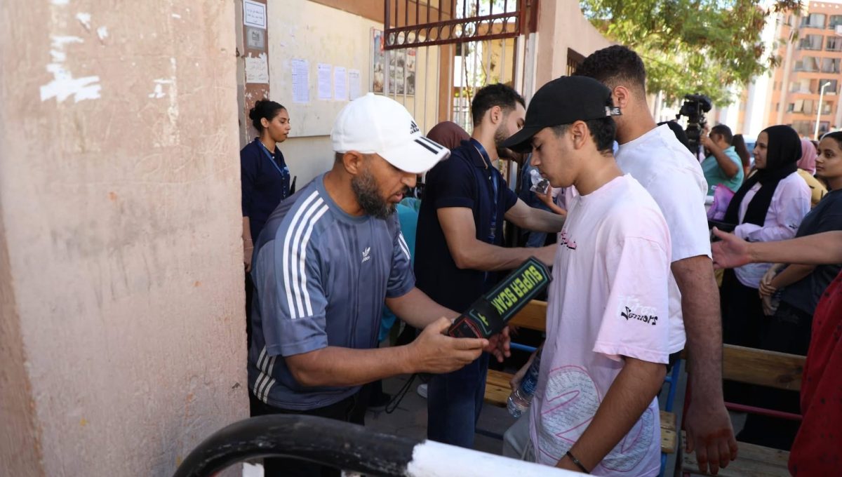 IMG 3815 التفتيش قبل امتحان الإنجليزي توافد طلاب الثانوية العامة على اللجان تمهيدًا لبدء التفتيش قبل امتحان الإنجليزي موقع في الجامعة