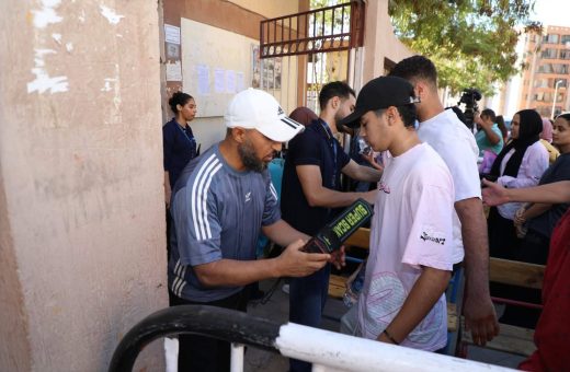 IMG 3815 التفتيش قبل امتحان الإنجليزي توافد طلاب الثانوية العامة على اللجان تمهيدًا لبدء التفتيش قبل امتحان الإنجليزي موقع في الجامعة