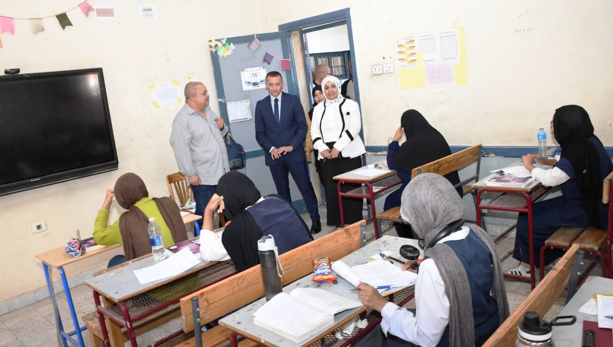 IMG 3837 امتحانات الثانوية العامة 2026 محافظ أسوان يتابع امتحانات الثانوية العامة 2026 ويؤكد: الامتحانات تسير في أجواء مطمئنة موقع في الجامعة