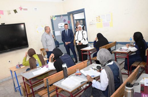 IMG 3837 الثانوية العامة في الشرقية محافظ أسوان يتابع امتحانات الثانوية العامة 2026 ويؤكد: الامتحانات تسير في أجواء مطمئنة موقع في الجامعة